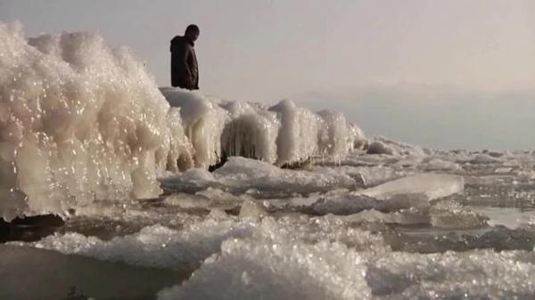 ببینید، یک پدیده نادر در قرقیزستان، یخ زدن دریاچه گرم