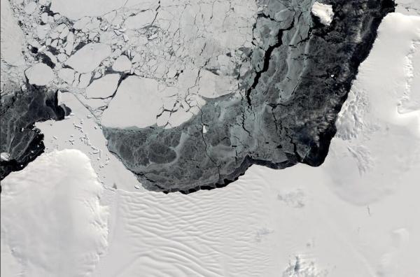 ببینید، جدایی دو کوه یخی غول پیکر در ابعاد شهر لندن از قطب جنوب ، اثرات احتمالی این جابجایی خطرناک بر کشتیرانی، ماهیگیری و حیات وحش