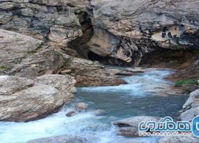 آبشار آب مراد لاسم یکی از جاذبه های طبیعی استان مازندران به شمار می رود