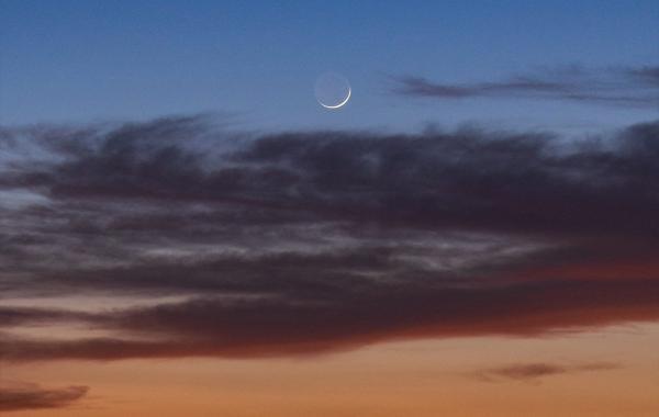 دیدار هلال ماه با ارباب حلقه های منظومه شمسی در آسمان انتها دی 1402